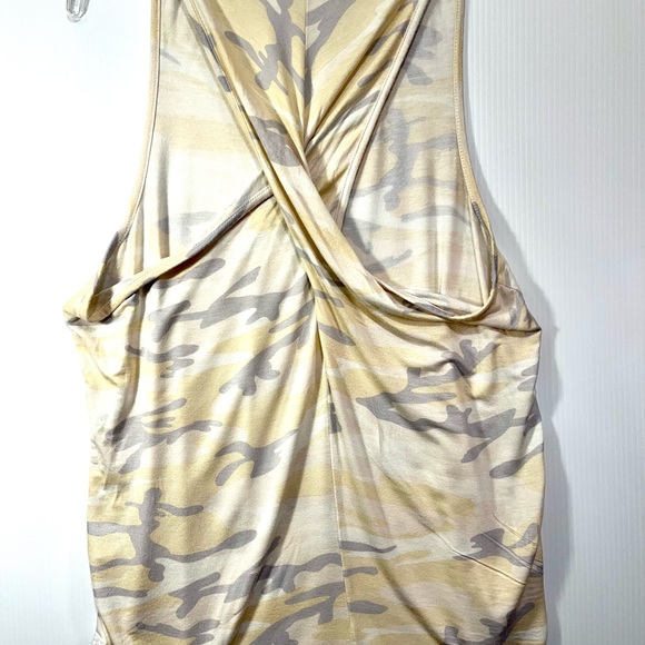 💲8️⃣ Bundle 2 Tanks Shop Wanna B Pastel Camo & Body Central Grey Textured Front - Picture 5 of 14